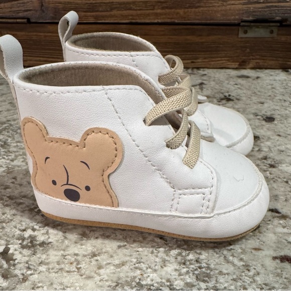 Disney Baby Winnie the Pooh Baby Shoes 3-6 months - Picture 1 of 10
